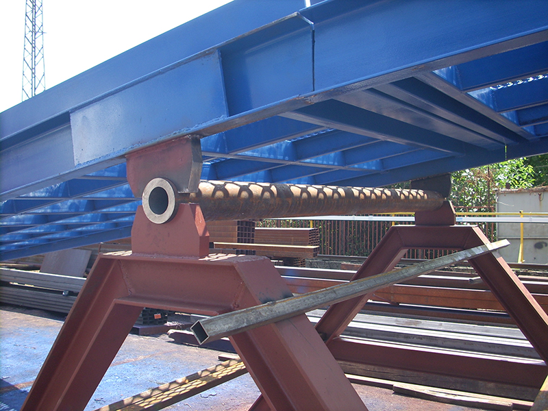 close-up on the chassis of the blue ramp for cars, order bespoke mobile loading ramps