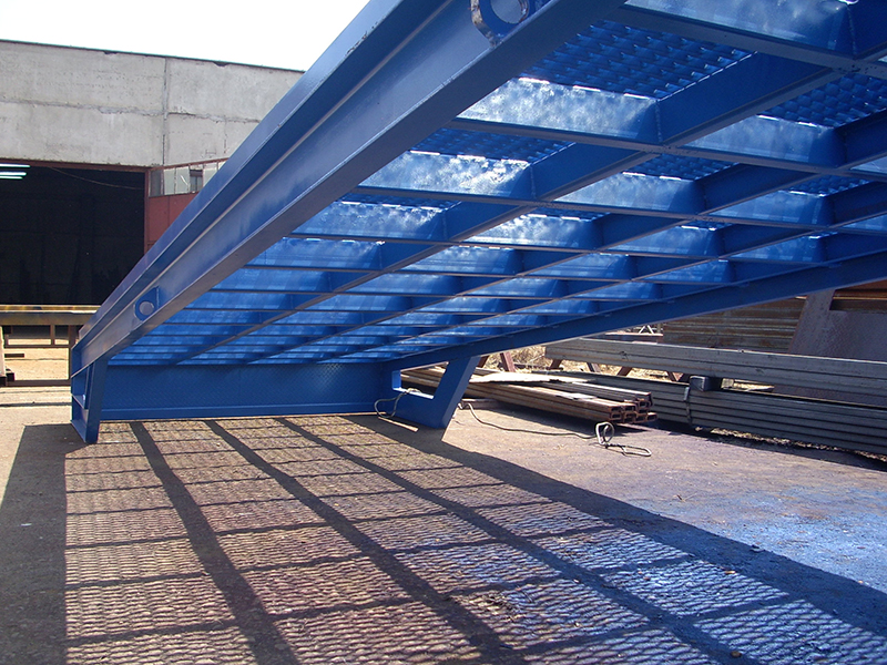 close-up on the chassis of the blue car ramp, order bespoke mobile loading ramps