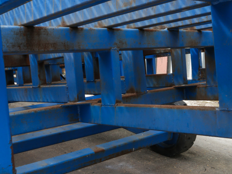 close-up on the blue loading ramp chassis